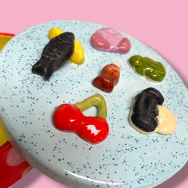 Snoepjes snoeptrommel rood met witte stippen blauw gespikkeld deksel