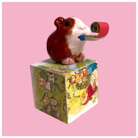 Cavia van keramiek met een feesttoeter