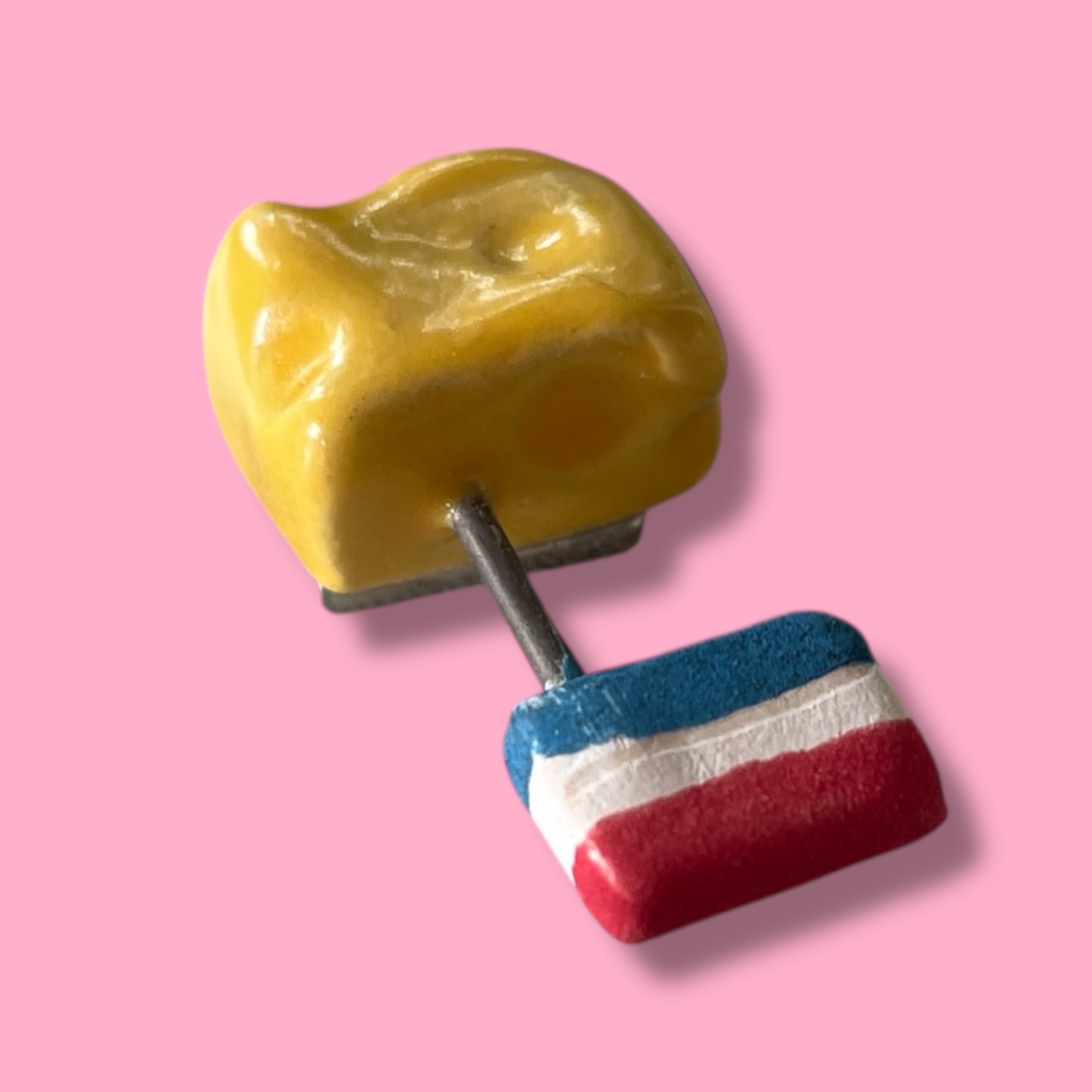 Broche blokje kaas van keramiek