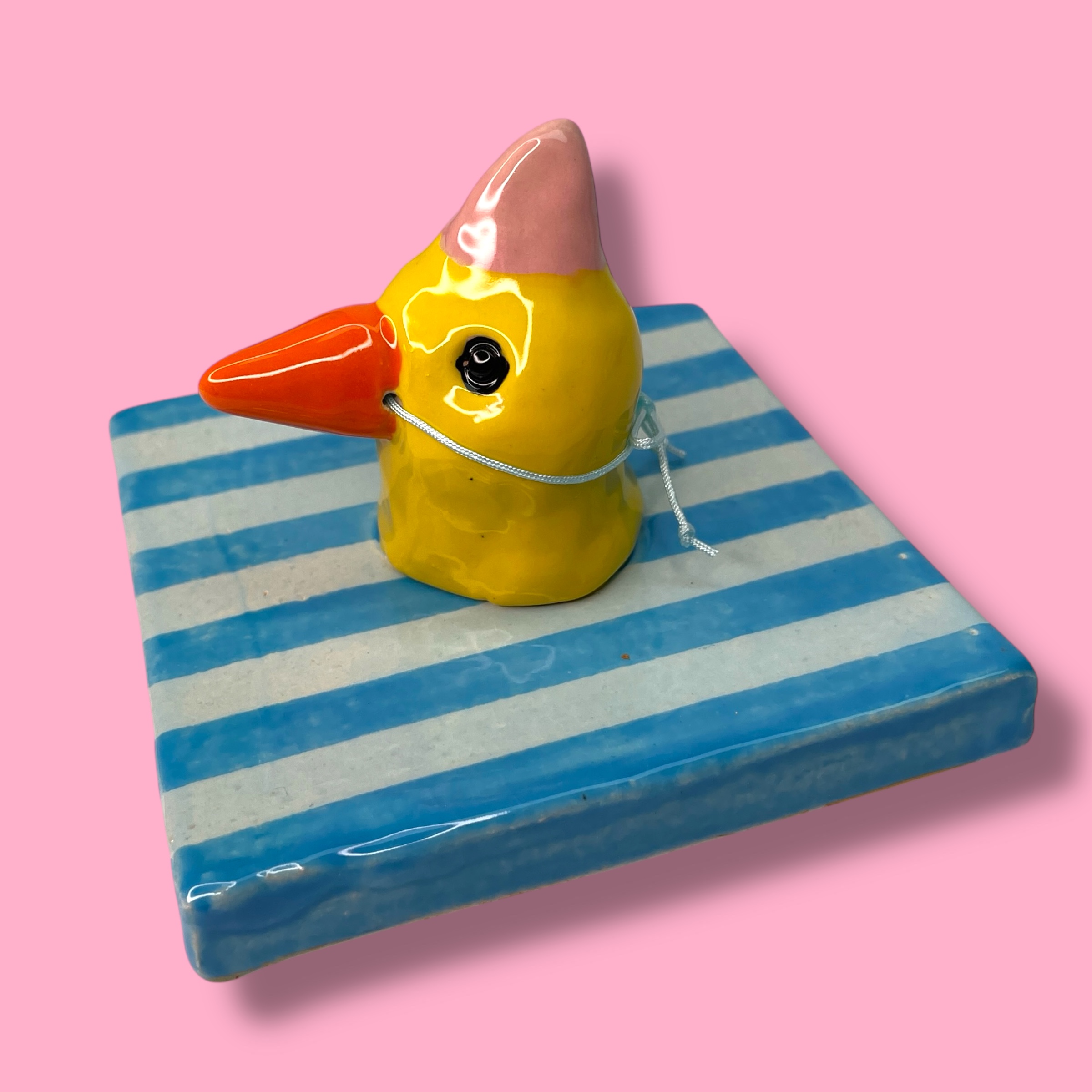 Vreemde vogel van keramiek Arie Feestkanarie