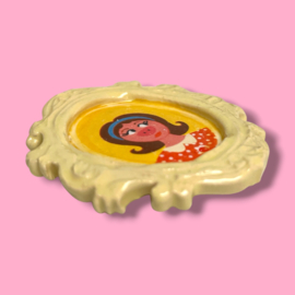 Broche 'varkensmeisje' lichtgeel