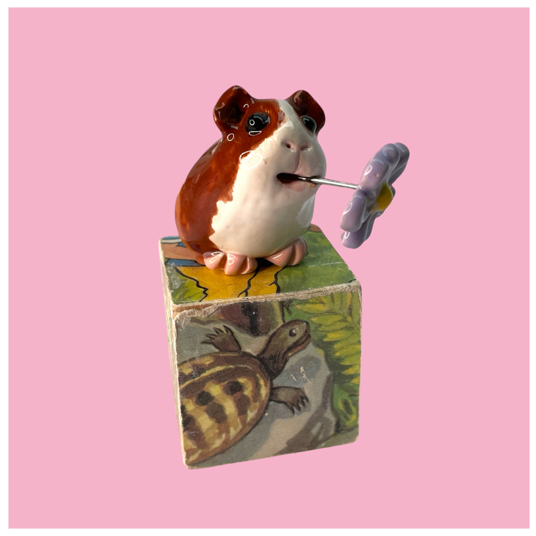 Cavia van keramiek met een bloem