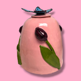 Grote urn met zwarte tulpen en vlinder