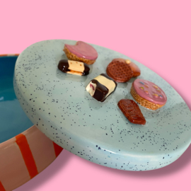 Koekjes koektrommel roze/oranje gestreept lichtblauw gespikkeld deksel