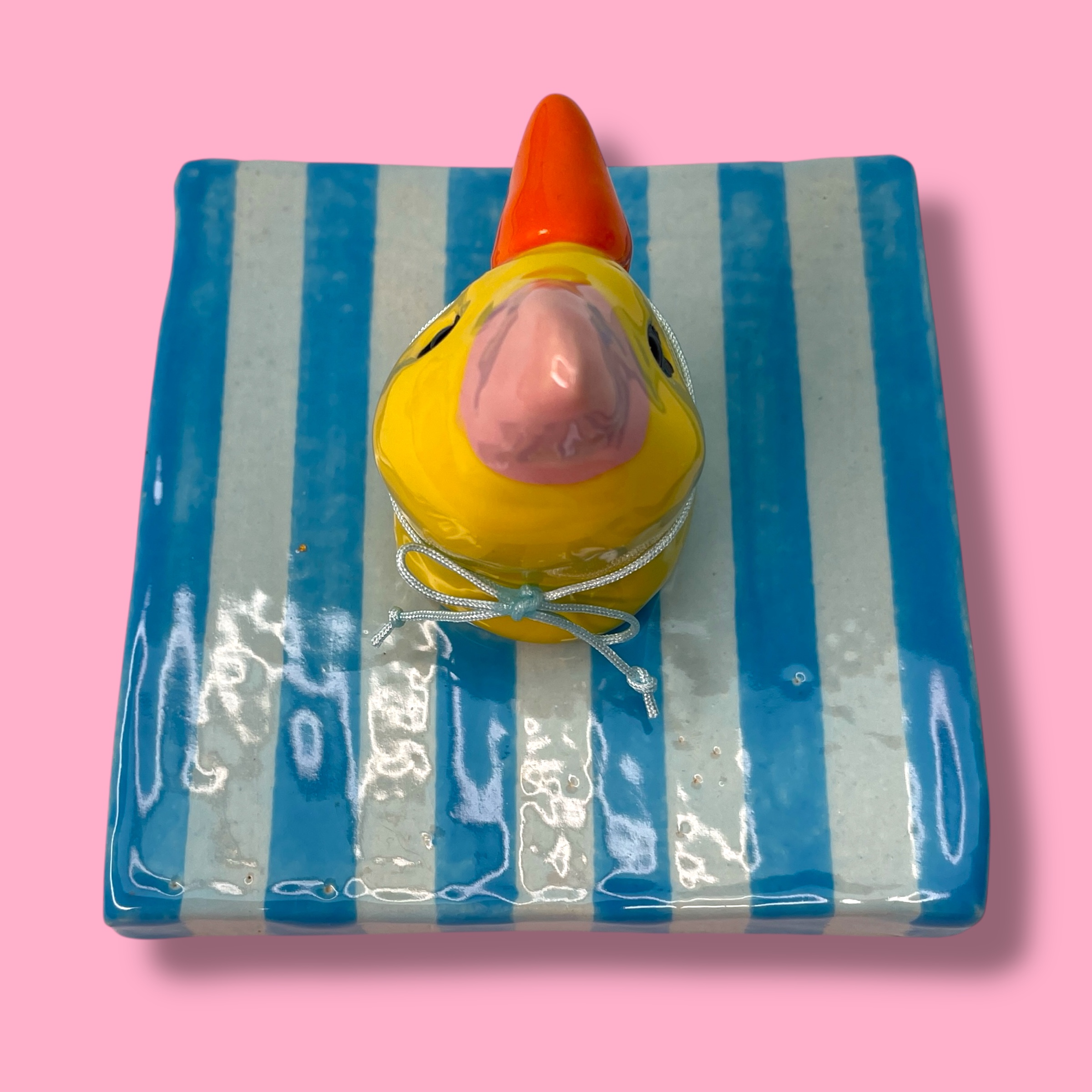 Vreemde vogel van keramiek Arie Feestkanarie