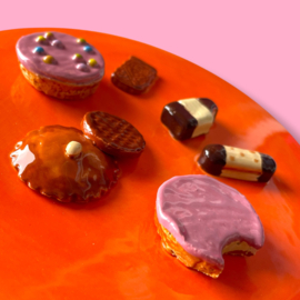 Koekjes koektrommel geel gespikkeld oranje deksel