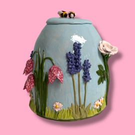 Grote urn met hommels en bloemen