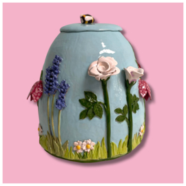 Grote urn met hommels en bloemen