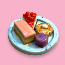 Broche taartjes op een schaaltje
