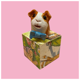 Cavia van keramiek met een strikje