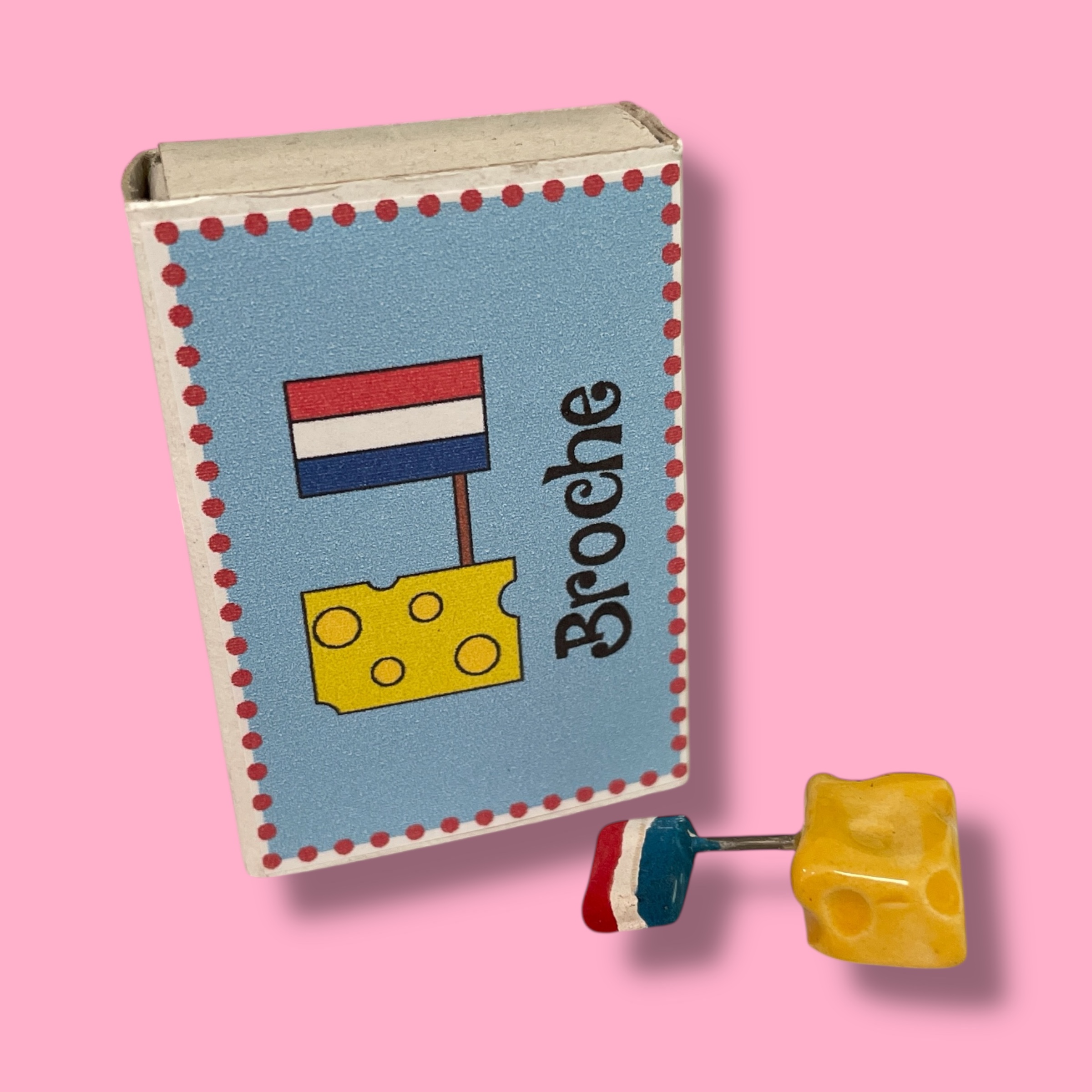 Broche blokje kaas van keramiek