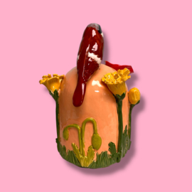 Kleine urn met bloemen en mus