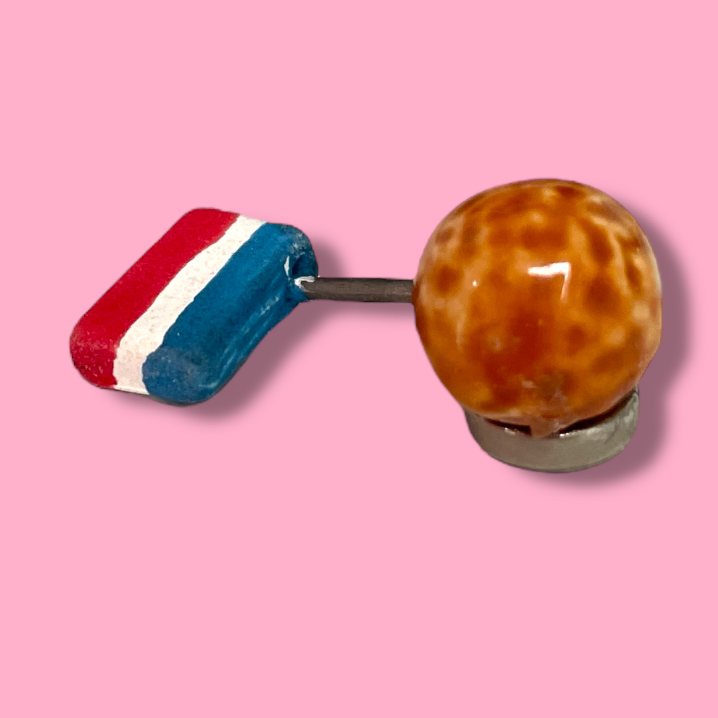 Broche bitterbal van keramiek