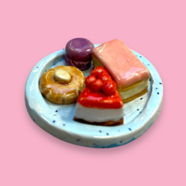 Broche taartjes op een schaaltje