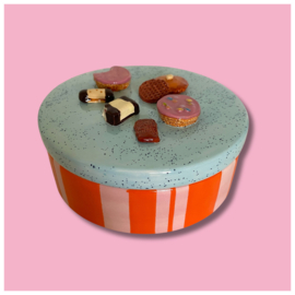Koekjes koektrommel roze/oranje gestreept lichtblauw gespikkeld deksel