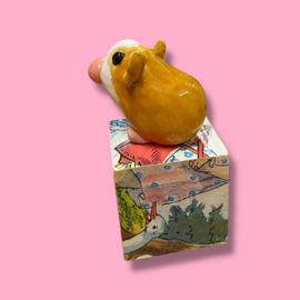 Cavia van keramiek met een kauwgombal