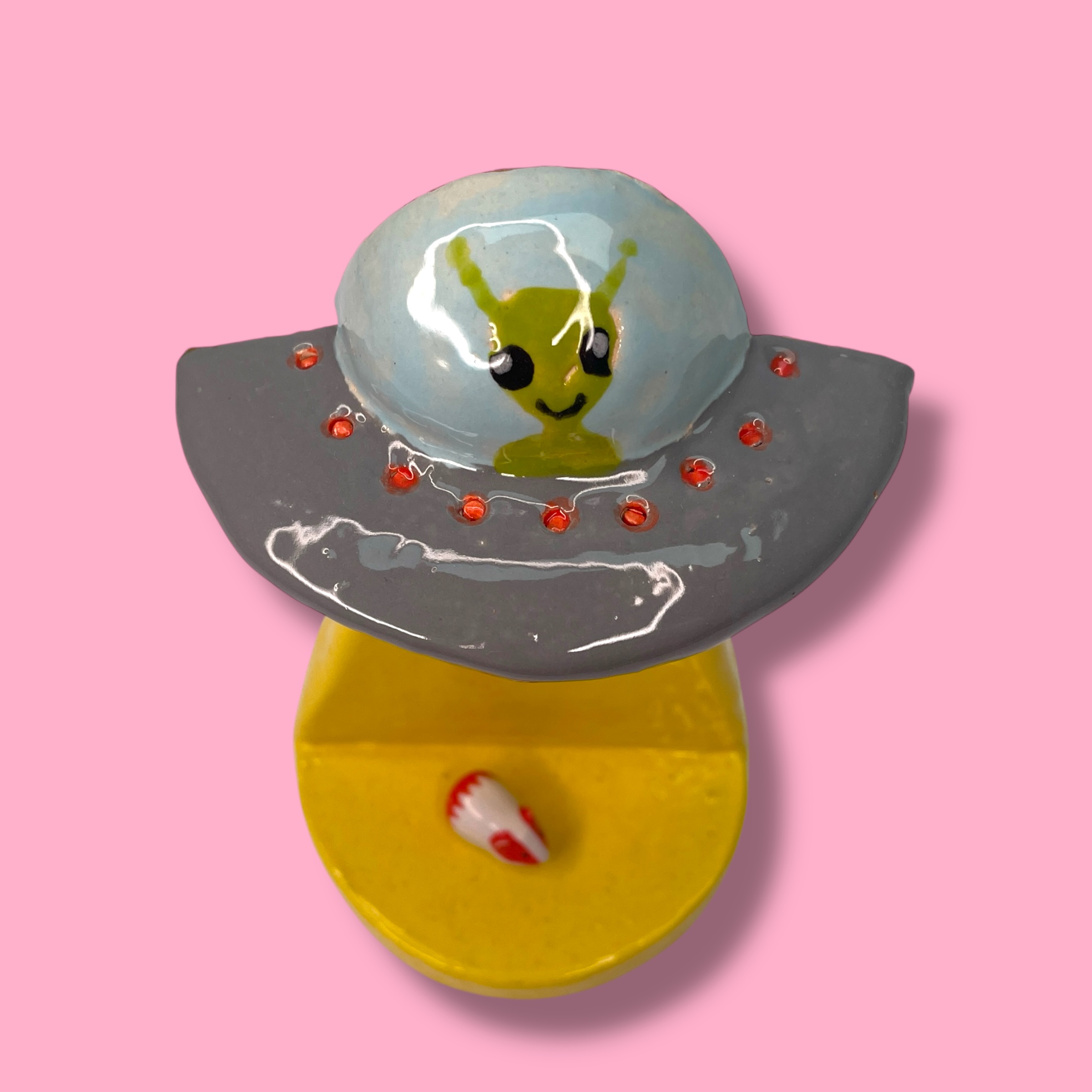 Wandplankje UFO van keramiek