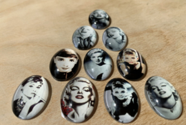 10 Glazen magneetjes Marilyn en Audry, Ø 2,4 bij 1,7 cm