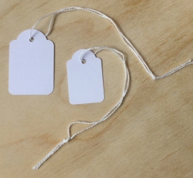 5 labeltjes wit met koord 2,2 - 3,5 of 2,8 - 4,3 cm