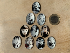 10 Glazen magneetjes Marilyn en Audry, Ø 2,4 bij 1,7 cm