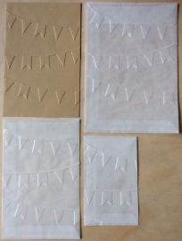 FEEST VLAGGETJES 10 Pergamijn enveloppen of bruine loonzakjes