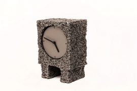 Hand-peeled square clock