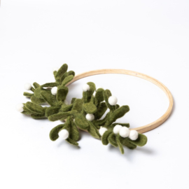 Vilten krans op houten ring - Mistletoe