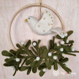 Vilten krans op houten ring - Mistletoe