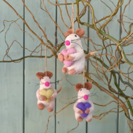 Vilten hanger - muis met hart - pastel