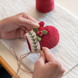 Vilten hanger - wantje Holly Berry - rood