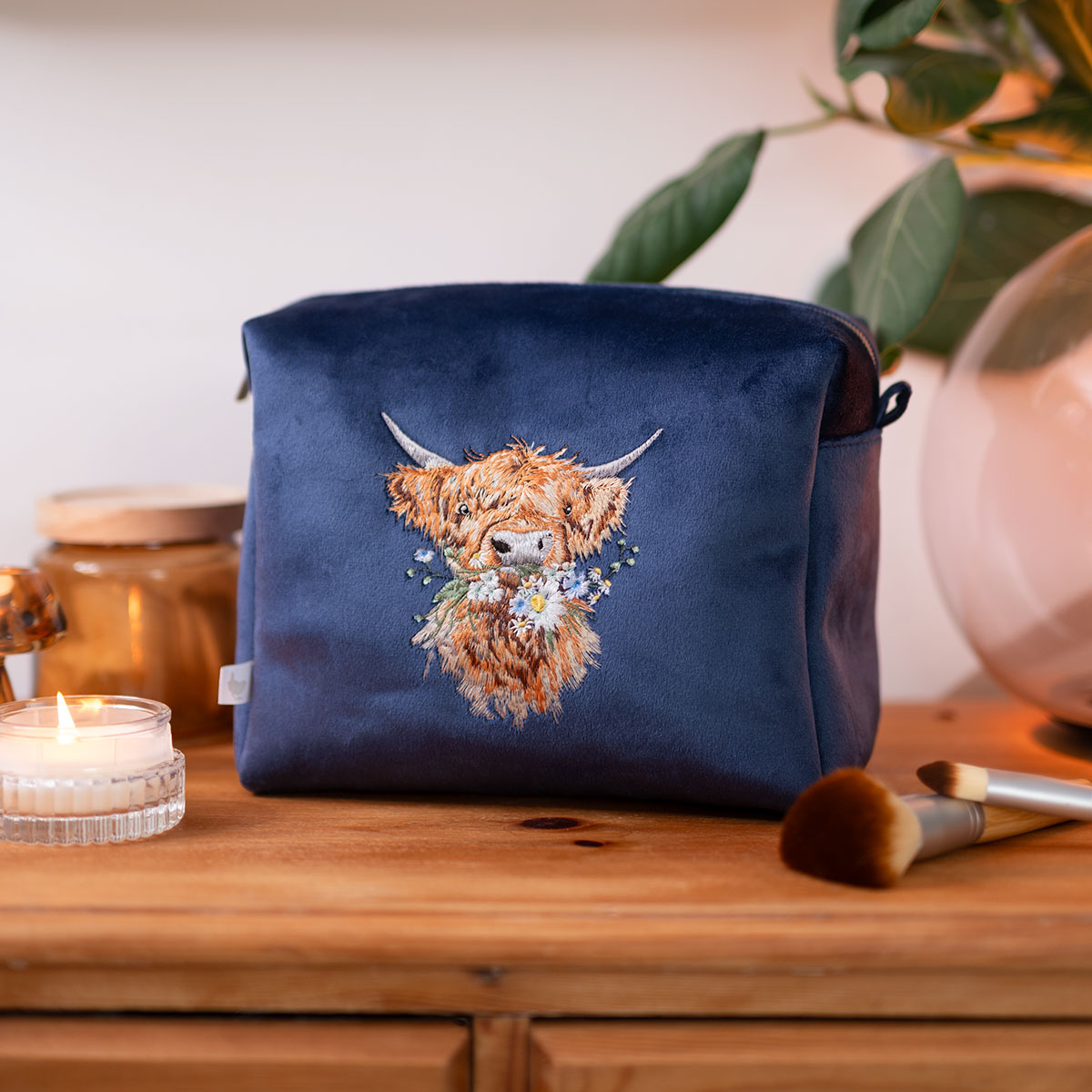 Wrendale embroidered Cosmetic bag "Daisy Coo" - hooglander