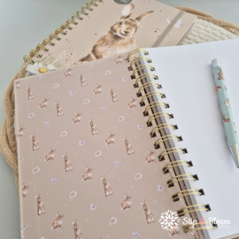 Wrendale A5 Notebook - blanco - "Among the Daisies" - konijn