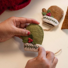 Vilten hanger - wantje Holly Berry - lichtgroen