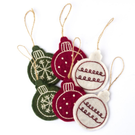 Vilten hanger kerstbal geborduurd - Holly Berry - per 3