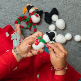 Vilten hanger - Sneeuwpop rood/groen