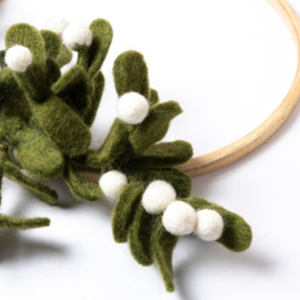 Vilten krans op houten ring - Mistletoe
