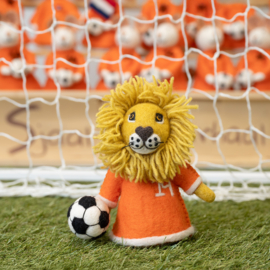 Vilten decoratie leeuw met voetbal