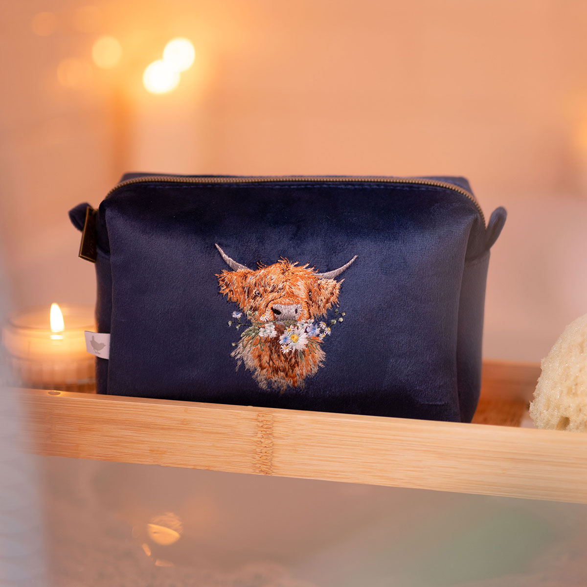 Wrendale embroidered Make-Up bag "Daisy Coo" - hooglander