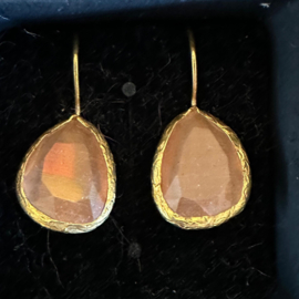 Oorbellen van Happy Lona verguld beige