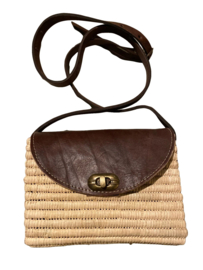 Crossbody tas van raffia met donkerbruin geitenleer