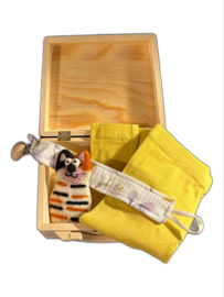 Babybox M koffertje met speenkoord,  broekje en vingerpopje