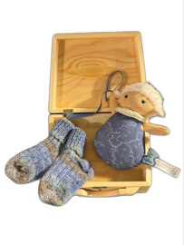 Babybox M koffertje met knuffeltje en handgebreide sokjes