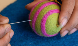 Kerstbal Sjaal met Verhaal streep groen-roze