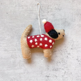 Kersthanger BY hondje in kerstoutfit