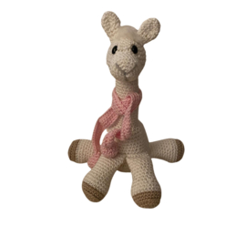 Giraffe gehaakt met sjaal roze