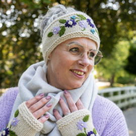 Beanie Sjaal met Verhaal Flowerscrème met roze bloemen