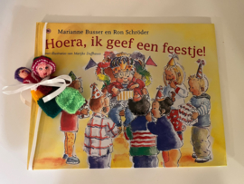 Boekje Hoera, ik geef een feestje! met 2 gebreide vingerpopjes