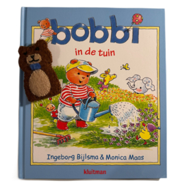 Boekje Bobbi in de tuin met vingerpopje beer