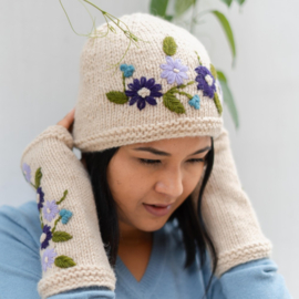 Beanie Sjaal met Verhaal Flowers beige met blauwe bloemen
