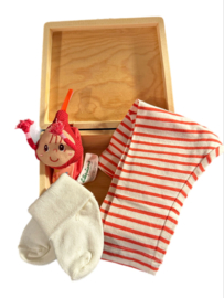 Babybox M koffertje met legging, armbandrammelaar en sokjes